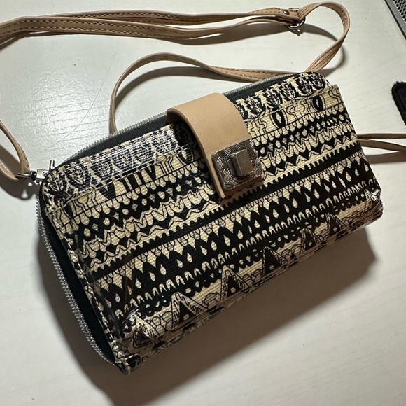 Sakroots Smartphone Wristlet Crossbody Wallet Purse (AS-IS) - Picture 4 of 7